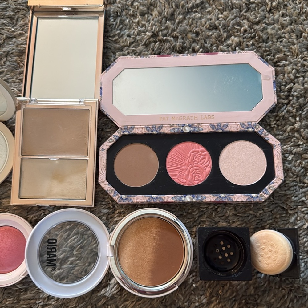 MAKEUP STASH - Picture 13 of 17